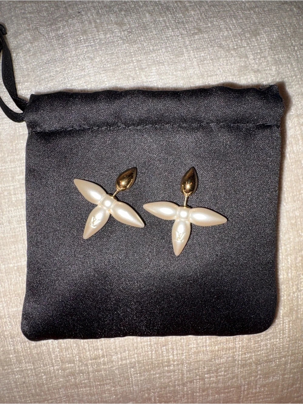 100% authentic Louis Vuitton Louisette earrings in pink pearl! Collector piece